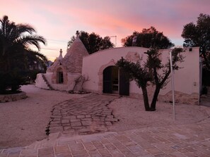 Property grounds - TRULLO FELICE, OSTUNI 😄 HOLIDAY HOME WITH 2 EXCLUSIVE HOMES. (Puglia)
