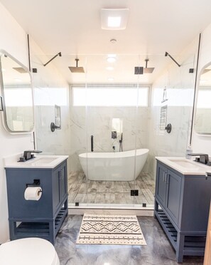 Shower, hair dryer, towels, soap - Box on the Rox Container home + heated pool (Joshua Tree)