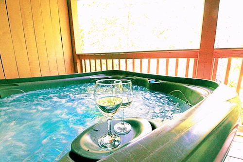 Snuggle Bear: Cozy, Enchanting Mtn. Retreat Haven. New Renovated & deep cleaned!