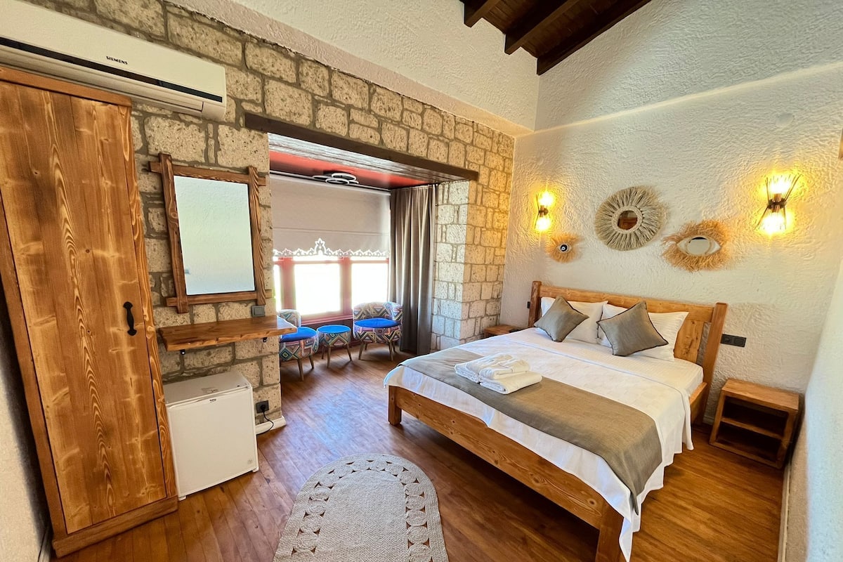 Traditional Room | 1 bedroom, premium bedding, minibar, soundproofing