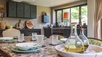 Lemari es, mesin pencuci piring, ketel listrik, dan pemanggang roti