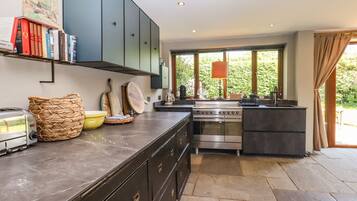 Lemari es, mesin pencuci piring, ketel listrik, dan pemanggang roti