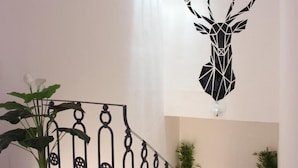 Una escalera con una decoración de cabeza de ciervo geométrico encima.