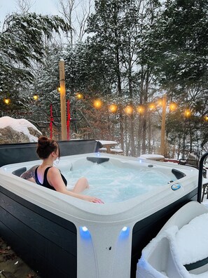Outdoor spa tub - Beautiful Cabin with Hot Tub 🛁 on Nolin Lake 🌊 Mammoth Caves 🌲 W/Fireplace 🔥 (Cub Run)