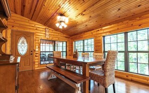 Dining - Beautiful Cabin with Hot Tub 🛁 on Nolin Lake 🌊 Mammoth Caves 🌲 W/Fireplace 🔥 (Cub Run)