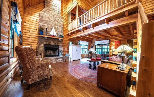 Smart TV, fireplace, video games, DVD player - Beautiful Cabin with Hot Tub 🛁 on Nolin Lake 🌊 Mammoth Caves 🌲 W/Fireplace 🔥 (Cub Run)