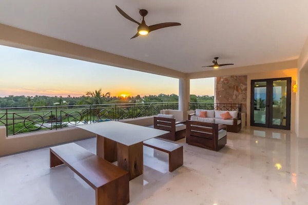 屋外ダイニングエリア