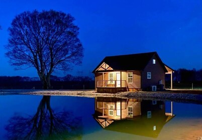 Cabin D by the Pond - King bed - Swimming Pool