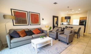 TV - 10 Min to Disney • Cozy Townhome + Jacuzzi + BBQ (Kissimmee)
