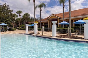 Pool - 10 Min to Disney • Cozy Townhome + Jacuzzi + BBQ (Kissimmee)