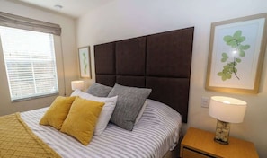 2 bedrooms, iron/ironing board, travel cot, WiFi - 10 Min to Disney • Cozy Townhome + Jacuzzi + BBQ (Kissimmee)