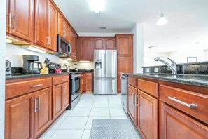 Microondas, horno, parrilla de estufa y lavavajillas 