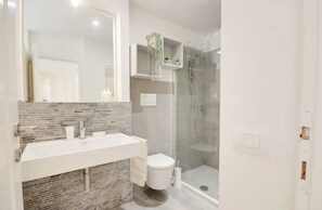 Dutxa, assecador de cabells, tovalloles i sabó