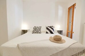 2 soverom, skrivebord, strykejern/-brett og wi-fi