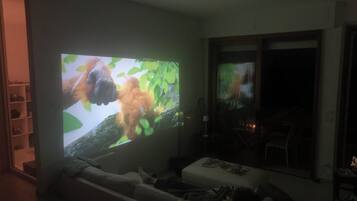 Ălytelevisio, kirjoja, musiikkikirjasto, tietokoneen nĂ€yttö