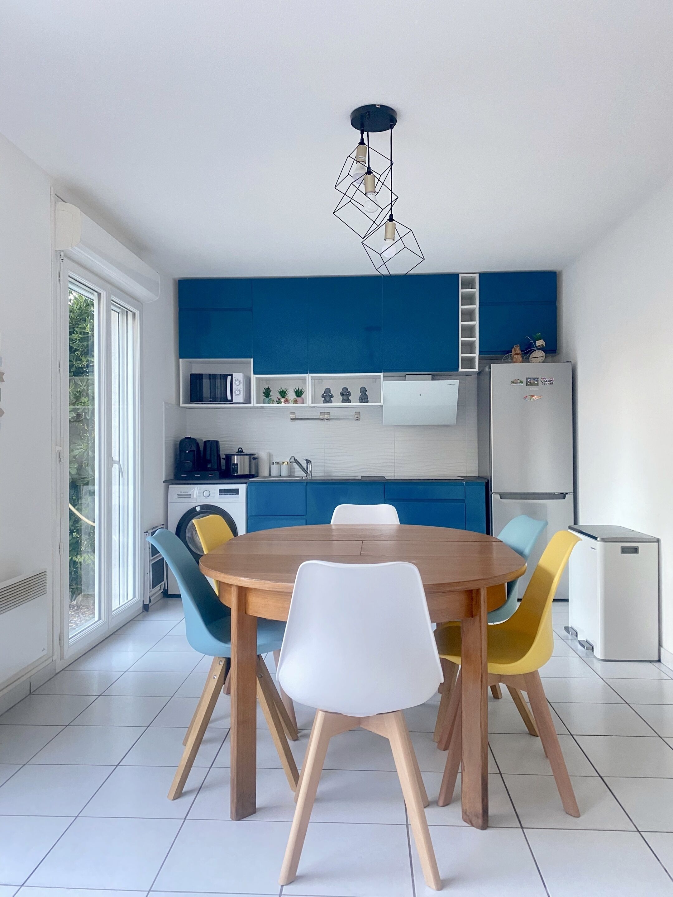 Réfrigérateur, micro-ondes, plaque de cuisson, lave-vaisselle