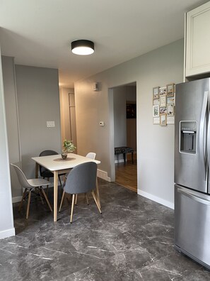 Dining - Cozy Space, 5mins to outdoor pools, shops, and restaurants.  (Saskatoon)