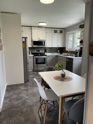 Fridge, microwave, oven, stovetop - Cozy Space, 5mins to outdoor pools, shops, and restaurants.  (Saskatoon)