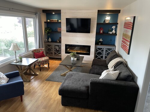 Cozy Space, 5mins to outdoor pools, shops, and restaurants. 