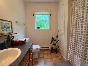 Sèche-cheveux, serviettes fournies, savon, shampoing