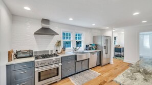 Mikroaaltouuni, uuni, liesi, kahvin-/teenkeitin