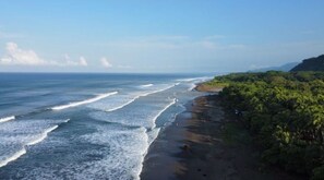 Playa en los alrededores y toallas de playa 