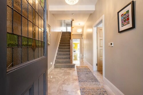 5 bed Spacious Luxury With Free Driveway Parking, Superfast Wifi, Close to City