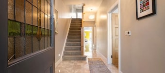 5 bed Spacious Luxury With Free Driveway Parking, Superfast Wifi, Close to City
