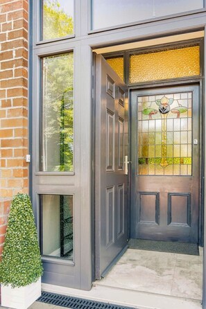 Exterior detail - 5 bed spacious luxury with free driveway parking, superfast WIFI, close to city. (Belfast)