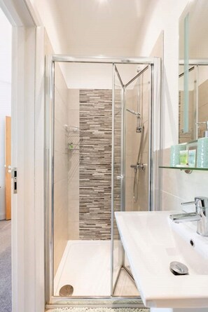 Dusche, Haartrockner, Handtücher, Seife