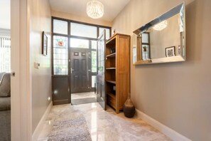 Interior - 5 bed spacious luxury with free driveway parking, superfast WIFI, close to city. (Belfast)