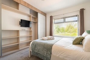 5 slaapkamers, geluiddichte muren, een strijkplank/strijkijzer