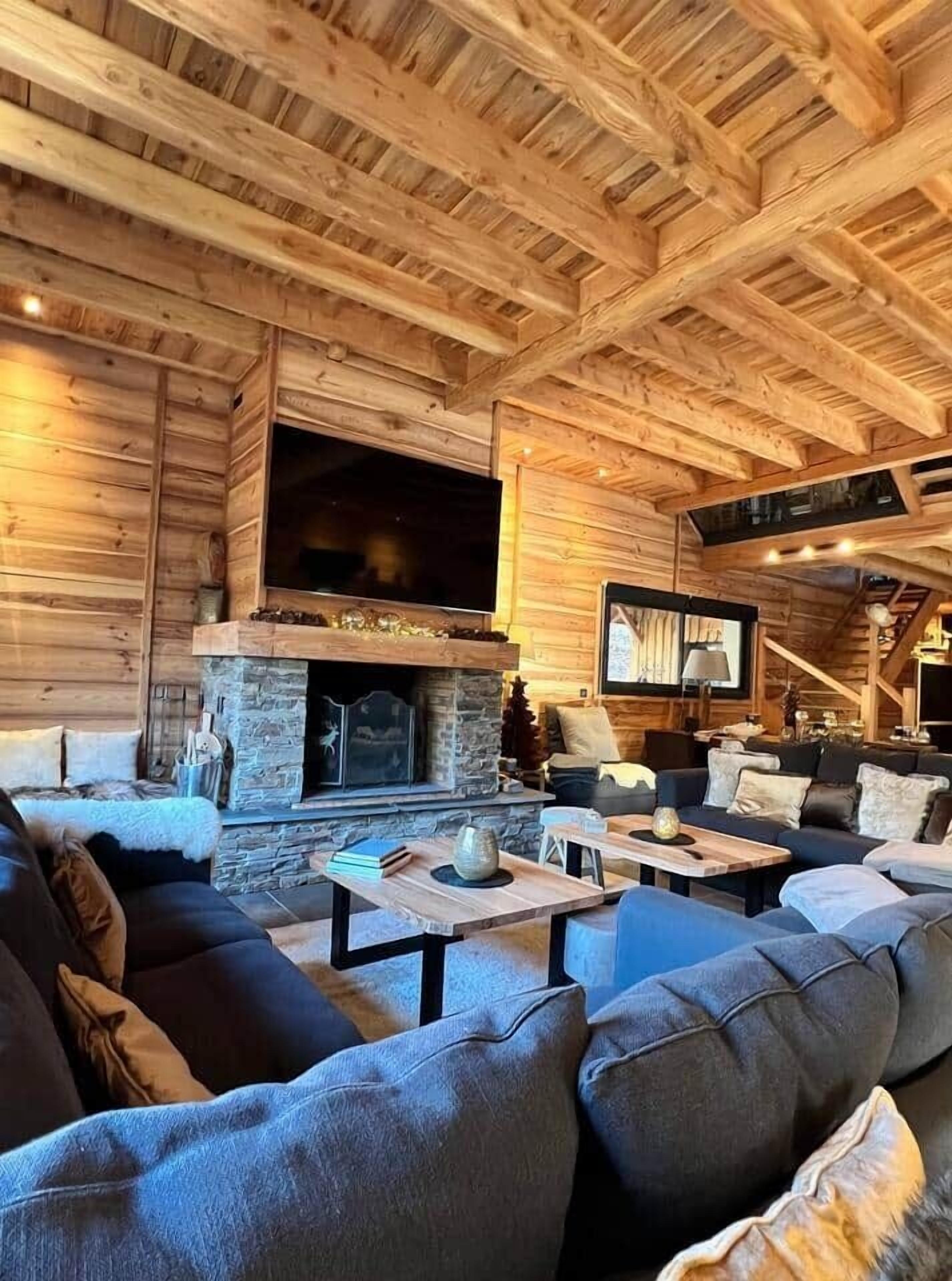 Televisión, chimenea, futbolito, estéreo