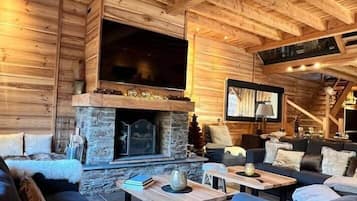 Televisión, chimenea, futbolito, estéreo