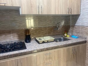 Kühlschrank, Mikrowelle, Ofen, Wasserkocher mit Kaffee-/Teezubehör