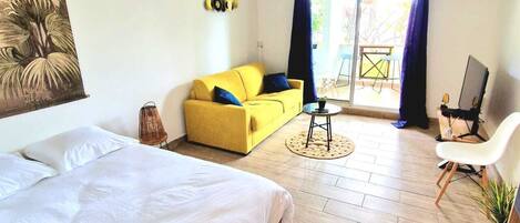 1 dormitorio, tabla de planchar con plancha, wifi y ropa de cama