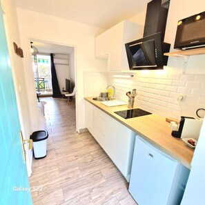 Kühlschrank, Mikrowelle, Herdplatte, Wasserkocher mit Kaffee-/Teezubehör