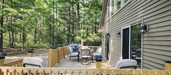 Otsego Lake Oasis! Spacious 3 bd + loft. Sleeps 12. Separate Private Lake Access