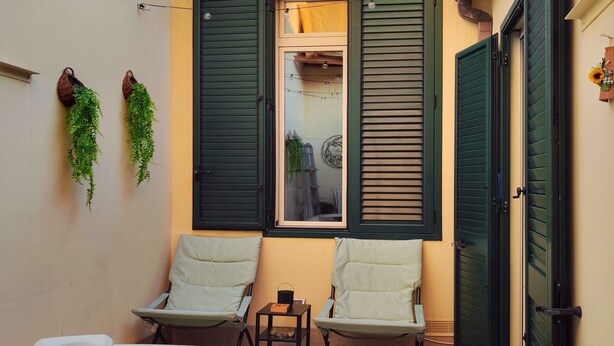 Un espace détente avec un jacuzzi, deux chaises longues et une petite table sur laquelle se trouve un panier.