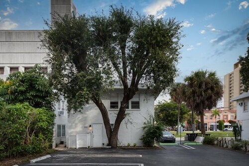 Downtown 2 bedroom 2 bath cottage