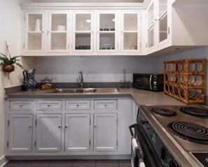 Frigorífic, microones, forn i placa de cuina