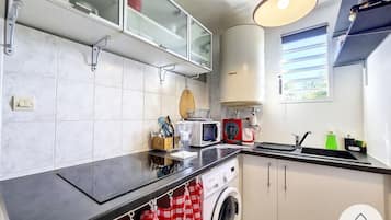 Geladeira, micro-ondas, fogão, cooktop
