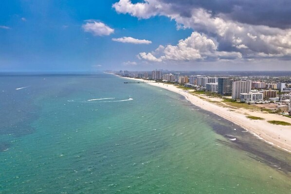 In Strandnähe, Liegestühle, Strandtücher
