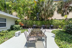 Outdoor dining - Heated Pool Steps from the Beach (Pompano Beach)