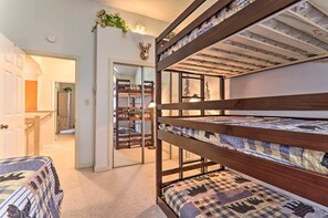 3 bedrooms, desk, WiFi, bed sheets - Boulder View Town Home w/ Balcony  (Lake Harmony)