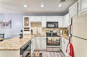 Frigorifero, microonde, forno, piano cottura