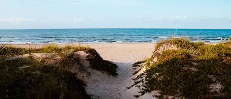Plage à proximité, chaises longues