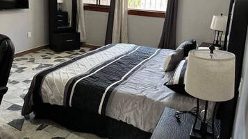 6 bedrooms, desk, iron/ironing board, free WiFi