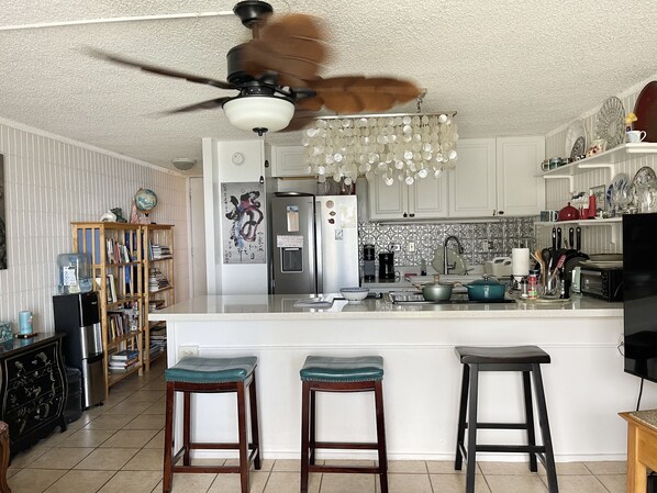 Fridge, microwave, oven, stovetop - Turtle Beachfront, snorkeling, free parking, wash-dryer in unit, New bigger AC. (Hauula)