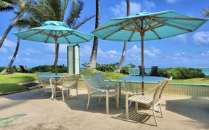 Outdoor dining - Turtle Beachfront, snorkeling, free parking, wash-dryer in unit, New bigger AC.  (Hauula)